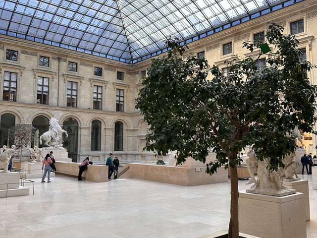 The Louvre Museum, Paris 🖼️🏛️✨