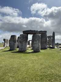 Discover Stonehenge: The Ancient Wonder of England 🏺🌿