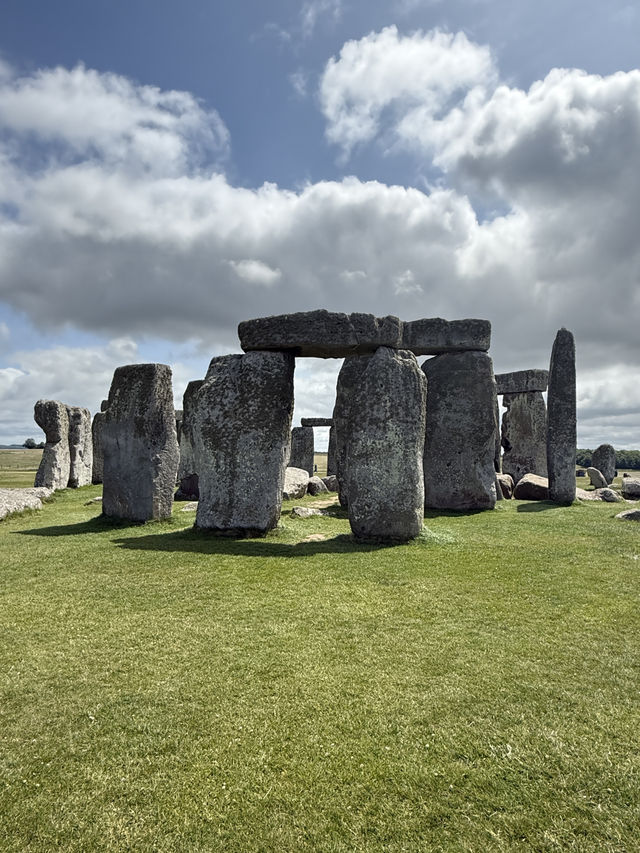 Discover Stonehenge: The Ancient Wonder of England 🏺🌿