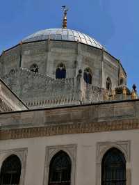 Valide Sultan Mosque, Türkiye: Graceful Legacy of Ottoman Queens