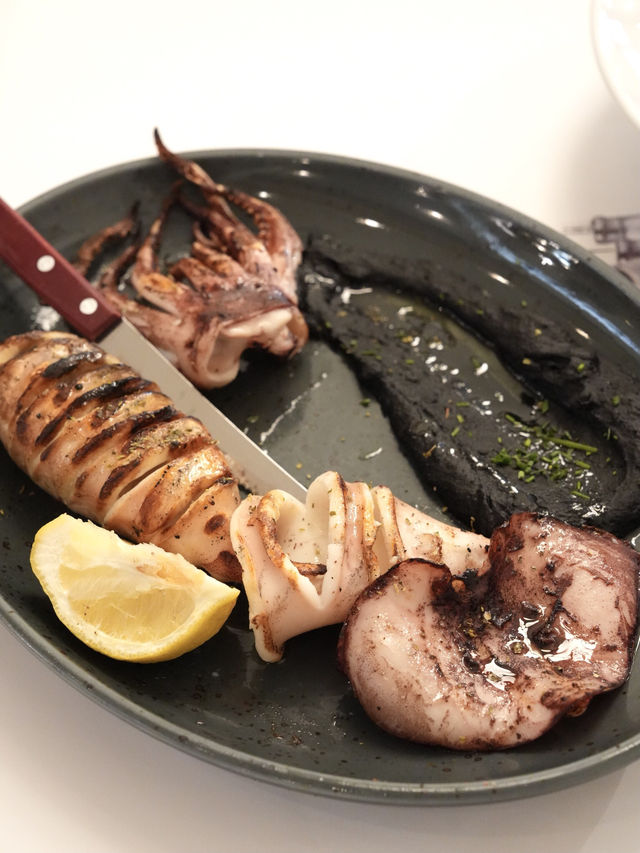 Athens | Brilliant seafood restaurant in the old town of Athens