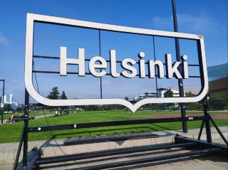 飛往赫爾辛基只有6小時的停留時間？別擔心，這裡教你如何感受這座城市的超現代氣息、標誌性景點和戶外美景——每一步都有實用小貼士！ 😎🛳️

必遊景點（短途轉機的完美選擇）：

1. 赫爾辛基中央圖書館 (Oodi Helsinki Central Library)（地址：Töölönlahdenkatu 4, 00100）－這裡不只是藏書豐富的圖書館，更是一座令人驚豔的建築傑作，提供免費WiFi和舒適的座椅！如果你需要短暫休息或使用筆記型電腦，這裡絕對是理想之選。開放時間：週一至週五 08:00-21:00，週六至週日 10:00-20:00——非常適合在陽光明媚的秋日漫步。

2. 參議院廣場 (Senate Square)（地址：00170）－赫爾辛基的心臟地帶。這裡有美麗的古老建築、標誌性的大教堂，還有大片草坪，是拍照的絕佳地點。全天候開放。

3. 赫爾辛基城市博物館（Aleksanterinkatu 16-18）－來這裡了解當地故事，參觀小型展覽，感受真正的芬蘭生活。免費入場！開放時間：11:00-19:00（大多數工作日）。

4. 赫爾辛基市政廳（Pohjoisesplanadi 11-13）－拍一張簡潔的市政廳外觀和附近海灣市場的照片。

💡 內行人貼士

前往海灣邊的魚市品嚐當地美食，但請注意：赫爾辛基消費不低！為了省錢，建議只買些小吃而不是正餐。秋季天氣晴朗，微風習習－建議多穿幾層衣服。

🚶 旅遊指南：赫爾辛基市中心非常適合步行。以上所有景點都在步行範圍內。如有需要，可搭乘可靠的大眾運輸工具；可在售票亭購票。

🍴 美食小撇步：想品嚐道地的赫爾辛基風味？那就去市場攤位買新鮮魚吧！

別忘了：歐盟大部分旅客可免簽入境；幾乎所有地方都接受信用卡。

#赫爾辛基遊輪之旅 #北歐建築 #城市短途旅行 #高效旅行 #Oodi圖書館