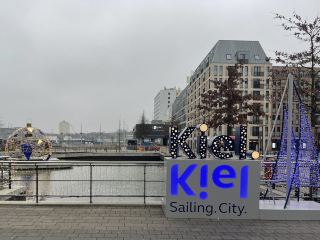 キール（Kiel）はドイツ最北部のシュレースヴィヒ＝ホルシュタイン州に位置する州都で、バルト海のキール湾の奥にあり、人口。