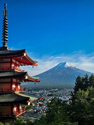 雲霧與冰雪之巨神:日本富士山