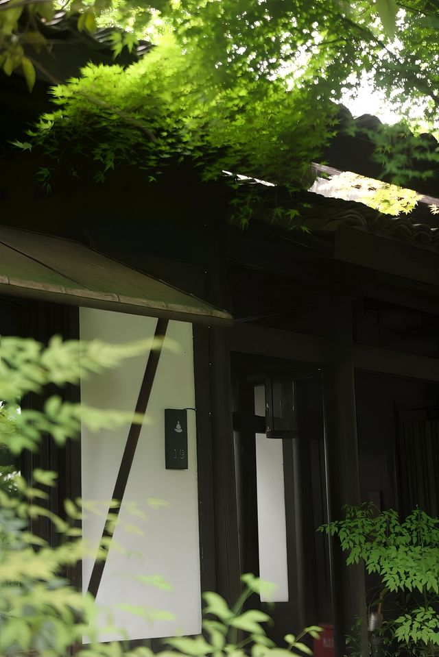 一步一景，曲水回廊流連在中式園林的雅致禪韻裡，忘返