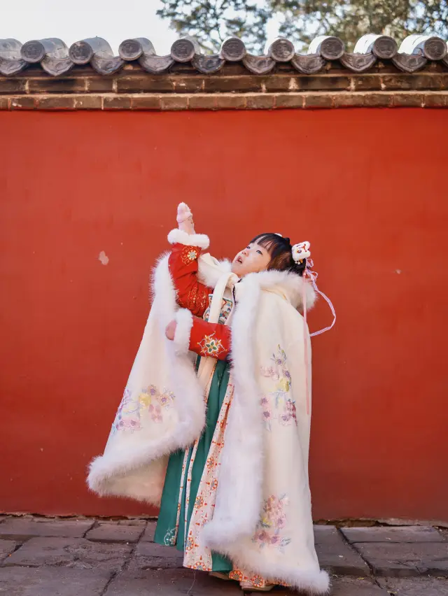 พระภาพสว่างเป็นวัดโบราณสมัยหกศตวรรษที่รากฐานของภูเขาไทย