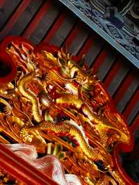 毛月色的城隍廟，琉璃覆蓋，飛簷四出