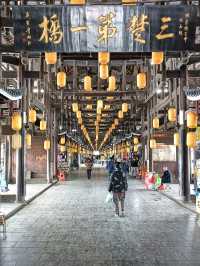芷江龍津橋，全橋身用杉木卯眼相接，未用任何鐵釘鐵器，歷史上一直是湘黔公路的要塞，史稱“三楚西南第一橋