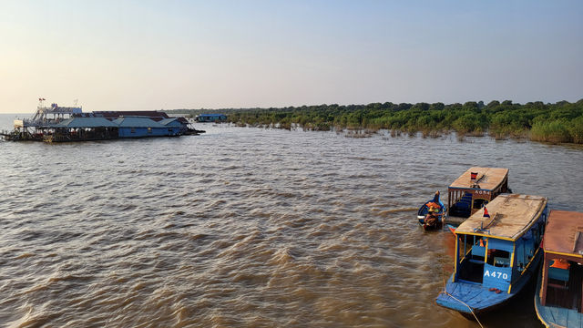 柬埔寨洞裡薩湖水上浮村看日落