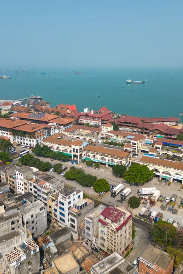 You must always visit the old streets of Beihai, to see the arcade buildings of the overseas Chinese hometown and the lively human world