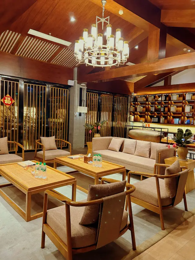 푸얼｜시끌벅적한 시내 중심가의 옥상에, 이렇게 선적인 휴식처가 숨어있다니