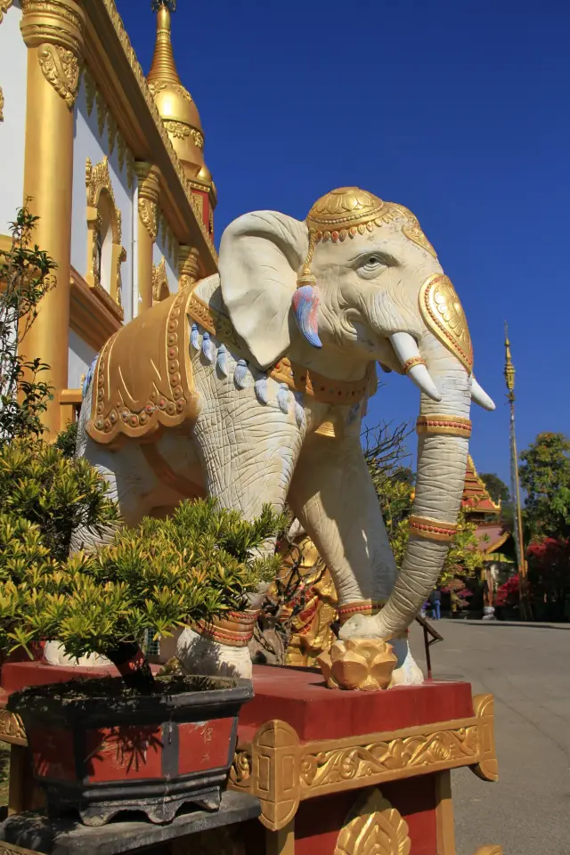 China's first golden Buddha pagoda - Menghuan Big Golden Pagoda