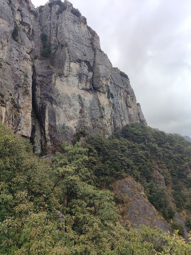 遊方洞於雨中，雲天棧道觀千峰