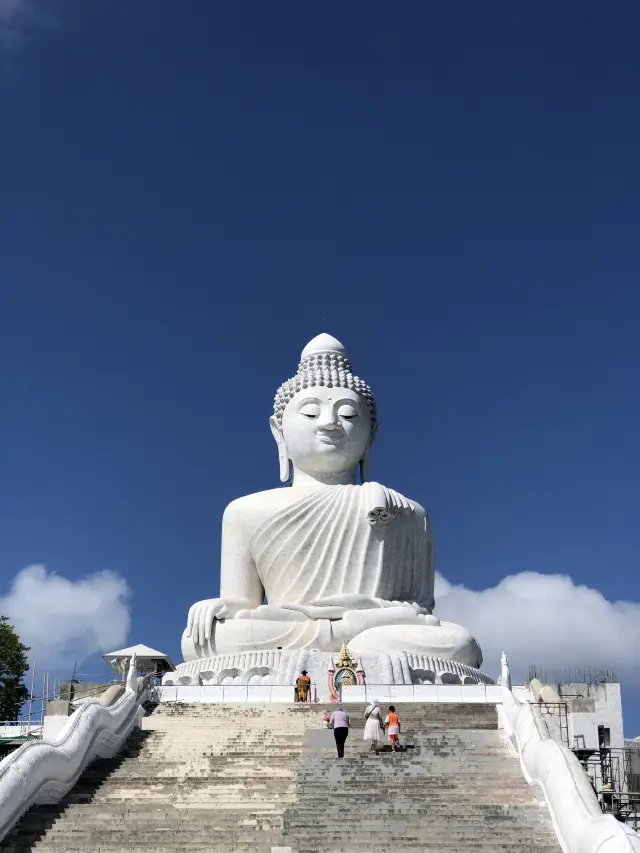 タイのプーケット島の象徴的な建築物、山頂の大仏