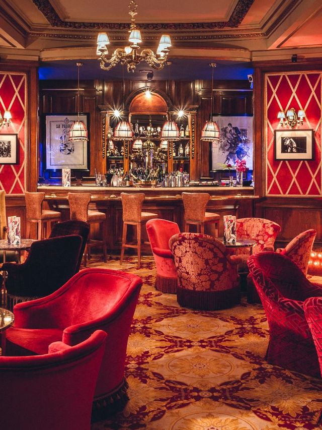 🌟 Barcelona's Luxe Legacy: Dive into El Palace's Elegance 🌟