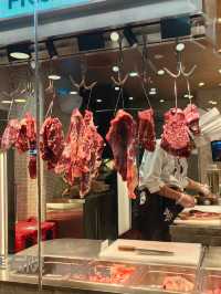 當天鮮牛肉,在這家被鮮花環繞的餐廳。