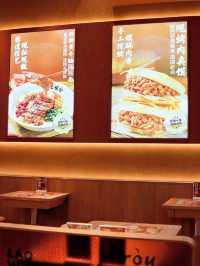 佛山新開的餐廳,提供比臉還大的biangbiang面。