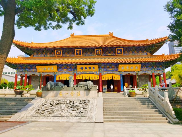 探索千年古寺。