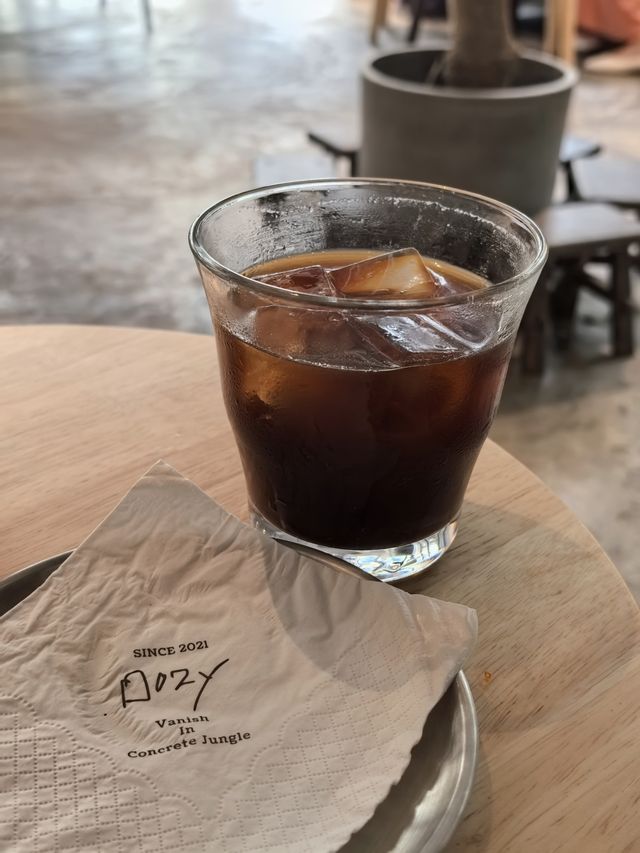 香港 | 山坡上的工業風咖啡店。