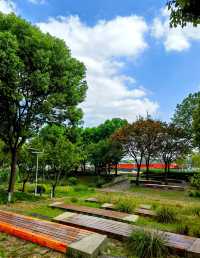 昔日的綠皮火車今日的亮麗風景。