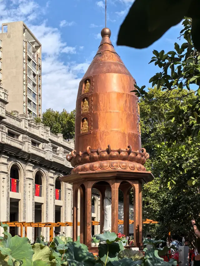 Gude Temple, Wuhan / A Buddhist paradise hidden in the bustling city.