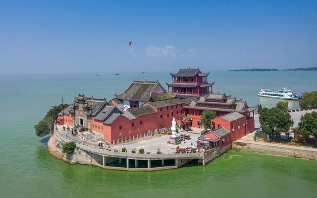 巢湖之畔，金光中的海上仙島探秘。