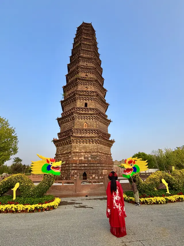 Khi đến Khai Phong, bạn nhất định phải check-in tại “Tháp sắt số 1 thế giới”.
