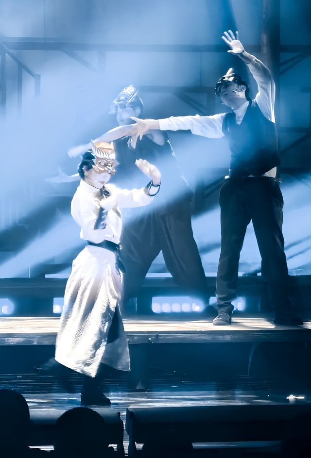 舞台上也有西部大戲了。 舞台上也有西部大戲了。