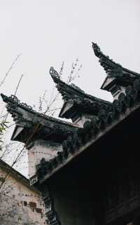 青石板路，白牆黛瓦寫滿歲月悠長。