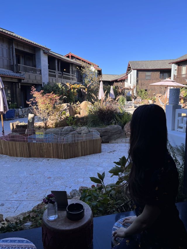 聽勸！這家酒店能看到日照金山和日落。