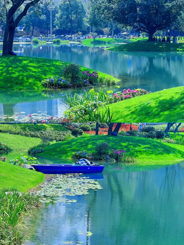 For the Labor Day holiday, Chengdu is a popular city that's perfect for a family trip.