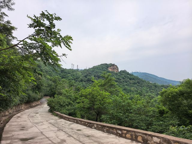 登山，由西山國家森林公園穿越至八大處公園。