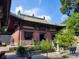 Mesmerized by the Arhats of Chongqing Temple