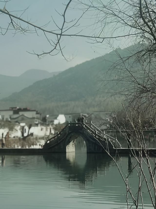 雲端與水岸的碰撞，奇峰與古鎮的結合