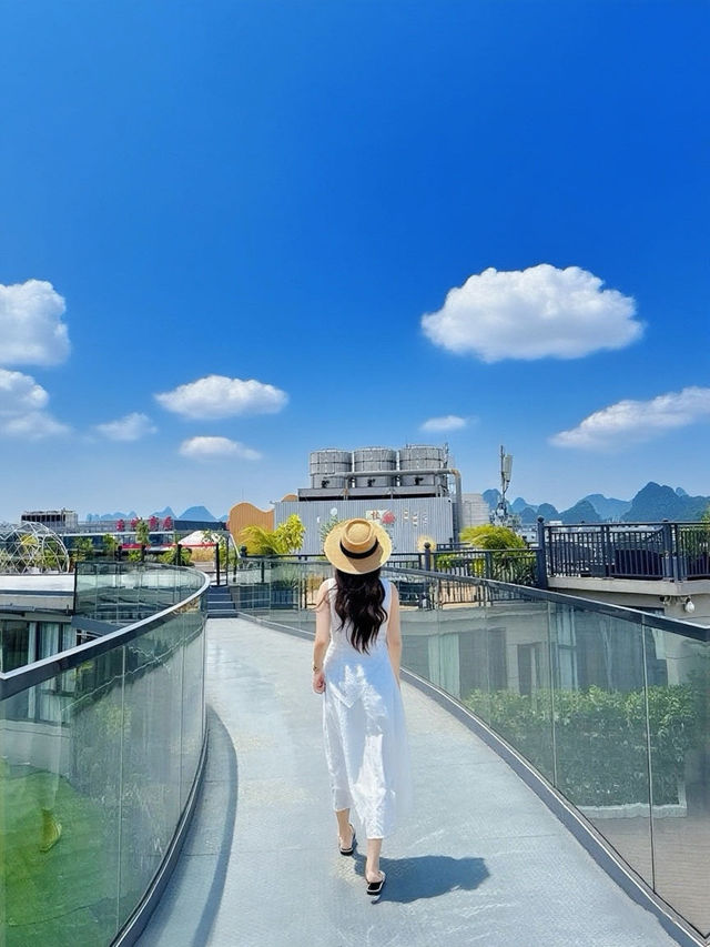 桂林漓江邊 二人躺睇江景！真係好靚....
