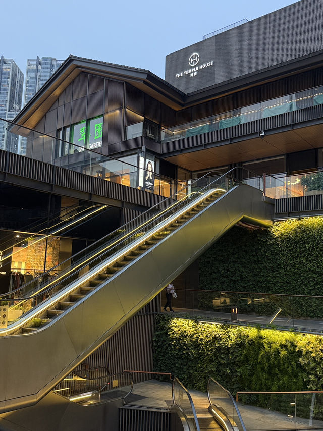 Outdoor Luxury Shopping in Chengdu🇨🇳 Outdoor Luxury Shopping in Chengdu🇨🇳