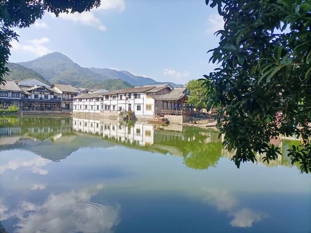 古村秋色藏詩意