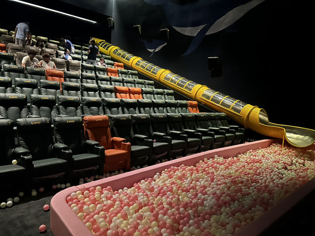 🎬 帶娃看電影福音！有球池和溜滑梯的夢幻電影院 🍿