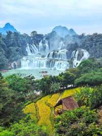 飛瀑垂青川,竹筏載笑過,德天山水入眼甜