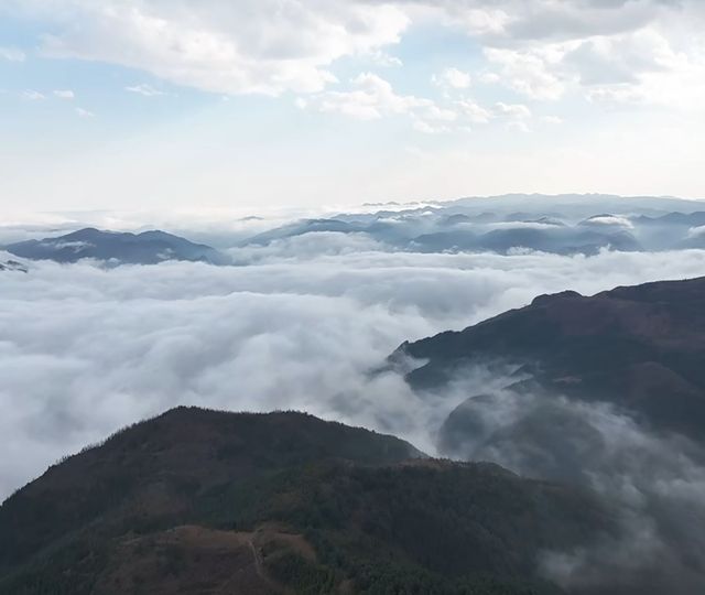 雲南羅平冬日雲海峰林,晨光美如畫 雲南羅平冬日雲海峰林,晨光美如畫