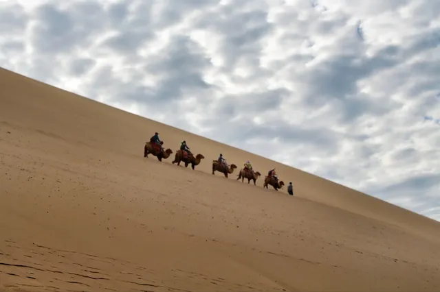 飛沙不落的月牙泉