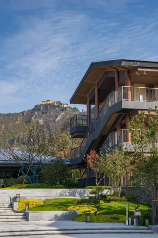 Mountain life where you can wake up from the morning mist