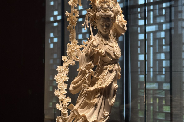 装飾彫刻 中国美術 装飾的な彫刻が施された ベージュと白の木製&金属の花瓶。 家人們破大防了！中國工藝美術館美到窒息！ | Trip.com 北京