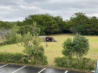 晩秋の名護、静寂に包まれた渓流のほとりに佇む
