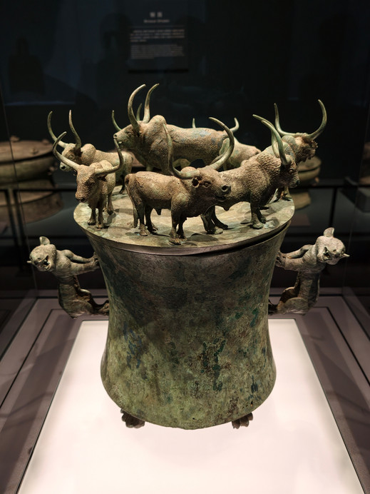 上海の国立博物館置物 上海博物館｜古代滇国の「貯金箱」：八牛の貝殻容器はまさに驚異的