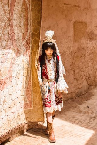 I explored half of Kashgar Old City in Xinjiang, China yesterday and the other half today. Today’s route was much better than yesterday’s because there was more to see.

While taking photos of some local children, I asked, “Is this your first time seeing a Korean person?” Their eyes widened and they froze for a moment. It was so cute that I gave them some camel milk snack biscuits I had bought as gifts.

I stayed in bed until 10 today before heading out, so I’m tired. Still, it’s less hot than yesterday.