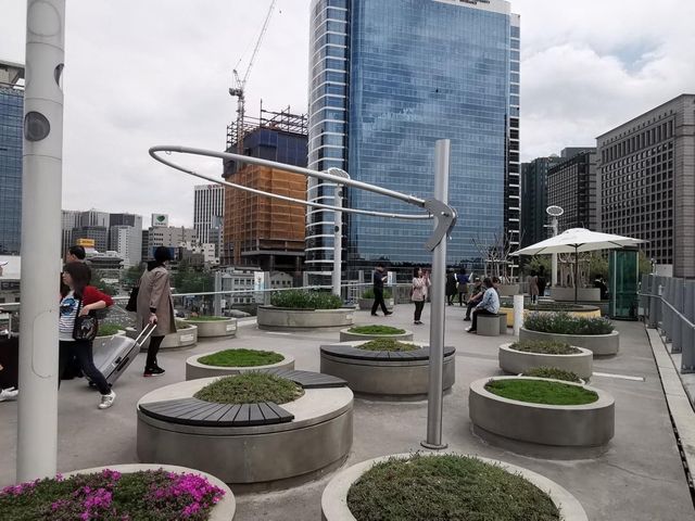 A walk on the garden overpass