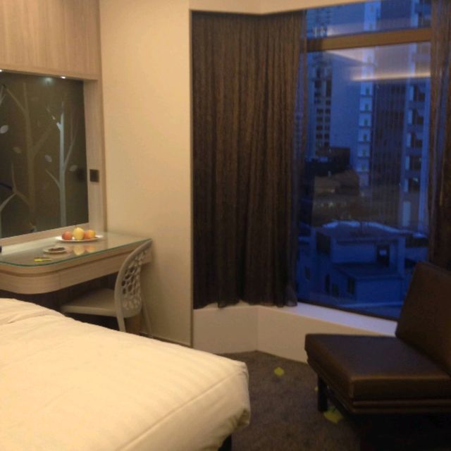 香港の高台に在る、STANFORD HILLVIEW HOTELは、ウェルカムスイーツが洒落てて、窓からの眺めは最高。