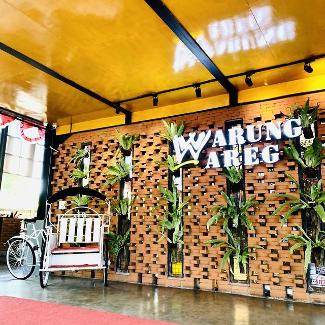 【インドネシア】席の案内が速い“Warung Wareg Ngandat”