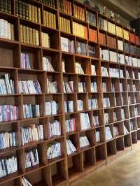 고급지면서 웅장한 분위기의 북 카페 